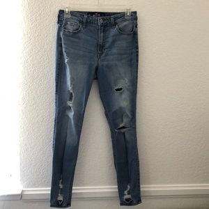Light wash regular ripped jeans.